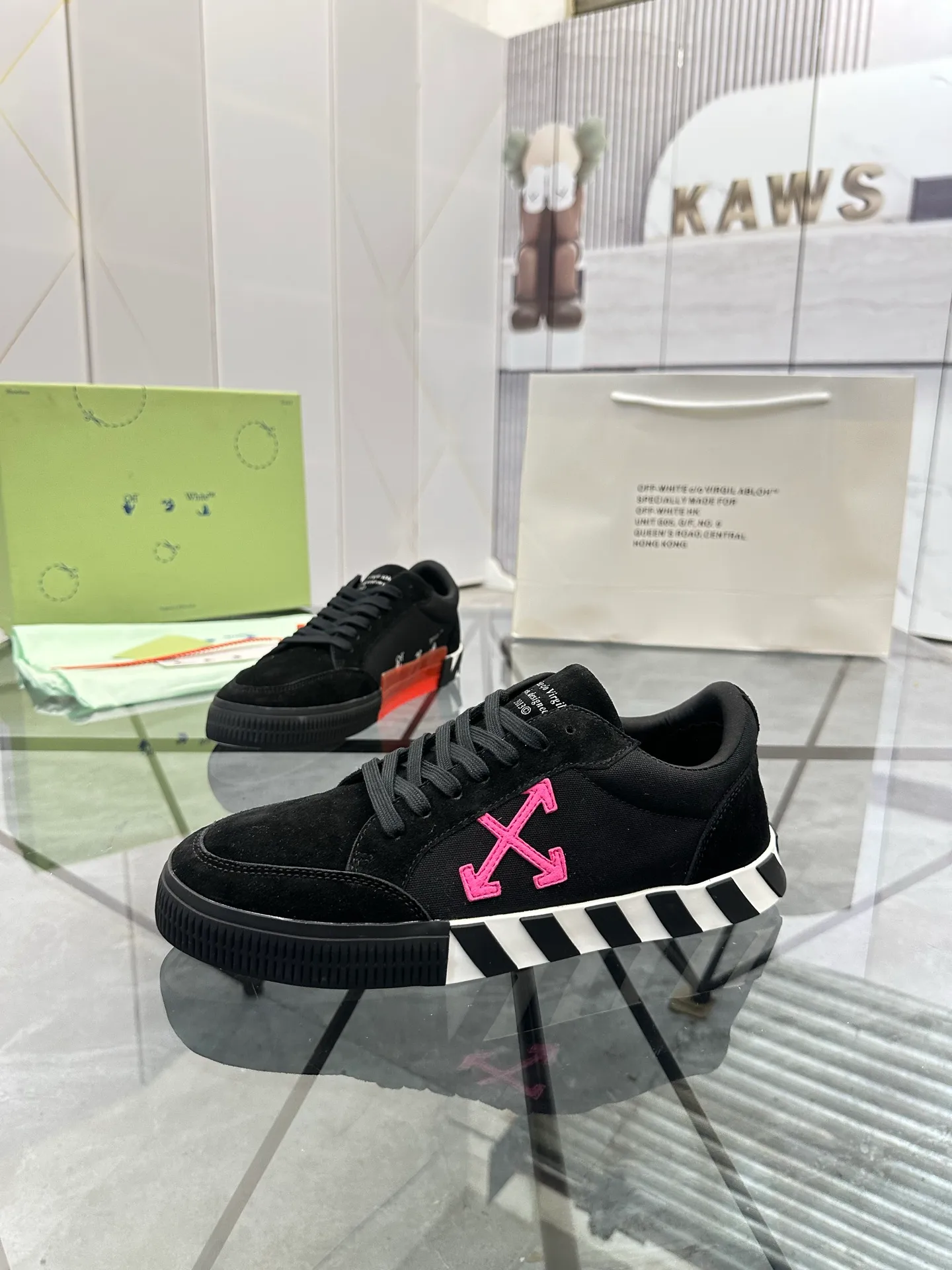 Selling men's shoes 💰: 💰P440¥ Product trademark: OFF WHITE * "OFF WHITE*" low-top casual shoes Regular size: 35-45 (can be customized to 46) Couple style Product materials: imported nubuck leather upper spliced ​​with original fabric, breathable lining, original outsole. No.: H203